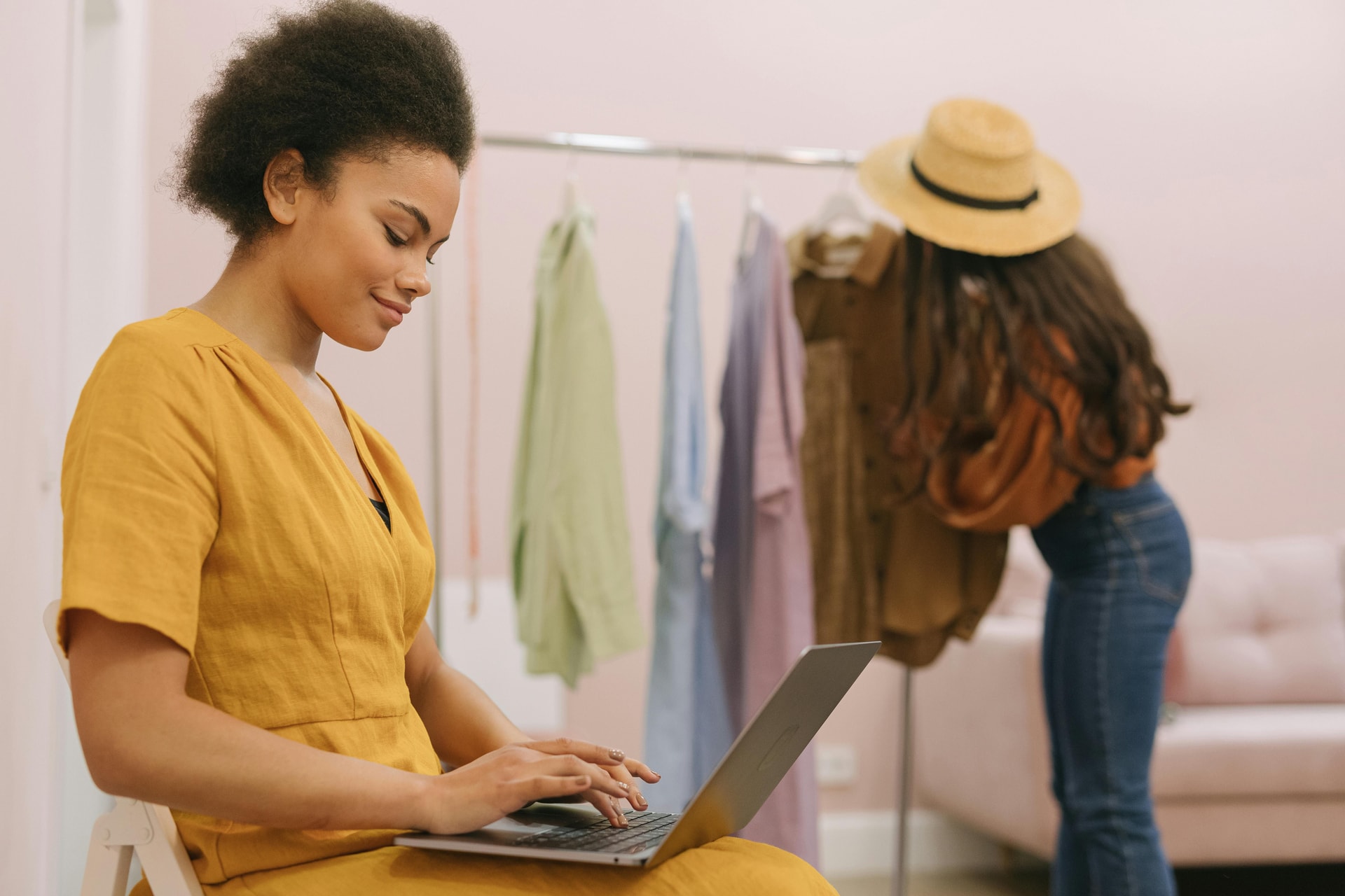 Photo illustrative de Thirdman : https://www.pexels.com/fr-fr/photo/ordinateur-portable-travailler-internet-saisir-8484031/